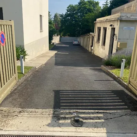 Avenue De Champagne Private Parking