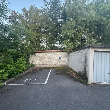 Avenue De Champagne Private Parking Apartment