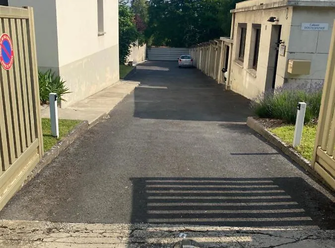 Avenue De Champagne Private Parking